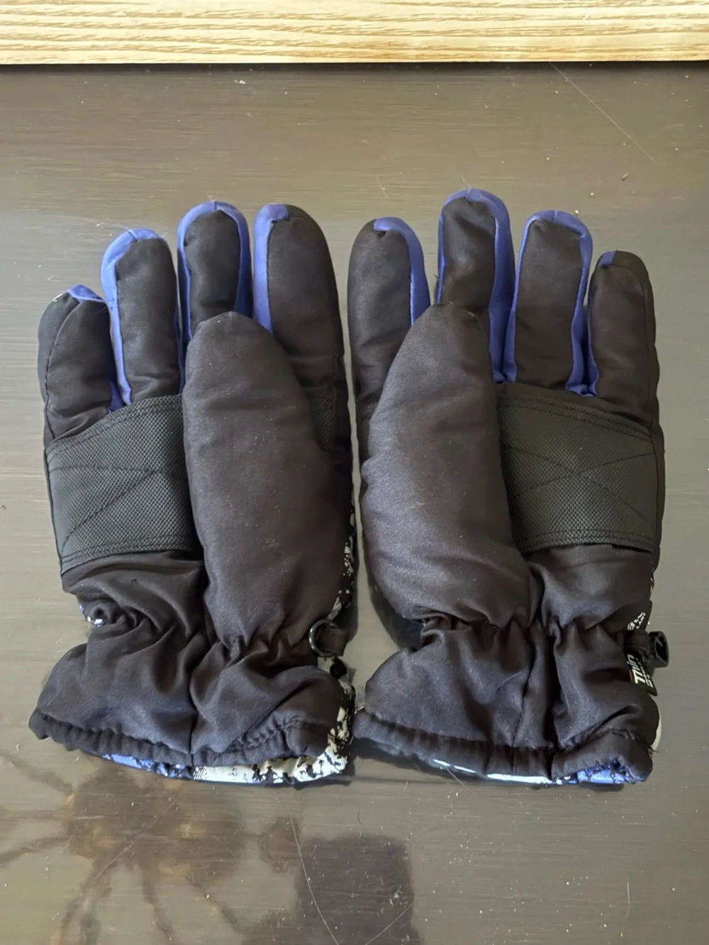 3M Thinsulate Black, Blue and White Kids Gloves Print